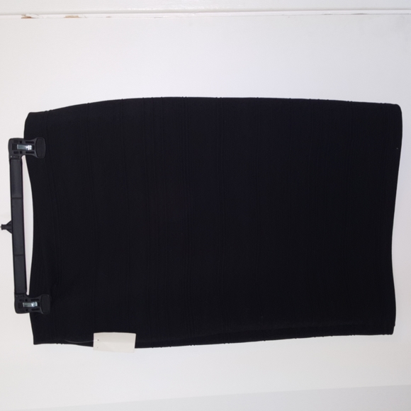 New light material black straight skirt from Studio - Picture 1 of 4